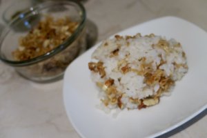 Fideos chinos con almendras en arroz blanco 