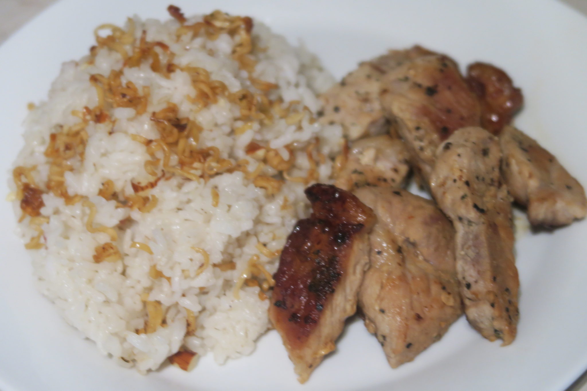 Chuletas con arroz con fideos